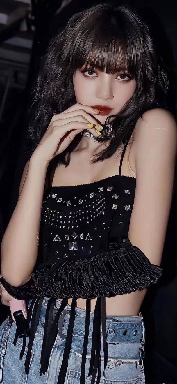疯马秀表演后Lisa要当脱衣秀主持人?粉丝澄清不是那活动