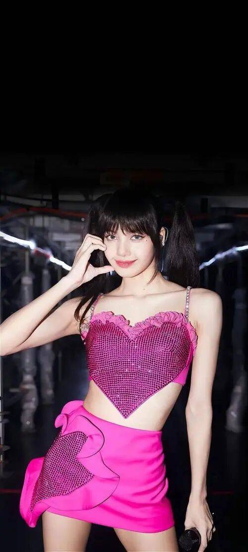 疯马秀表演后Lisa要当脱衣秀主持人?粉丝澄清不是那活动