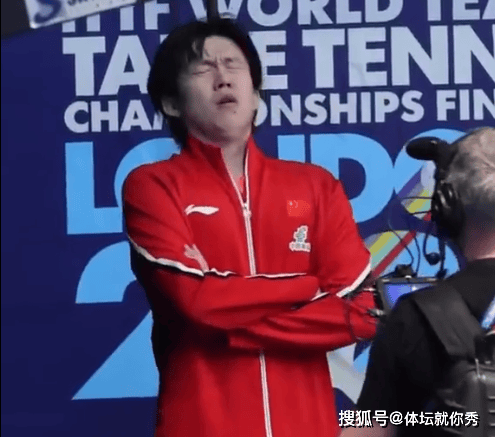 梁靖崑0-3爆冷!谁注意王楚钦的表情,一脸的无奈,马龙给大胖复盘